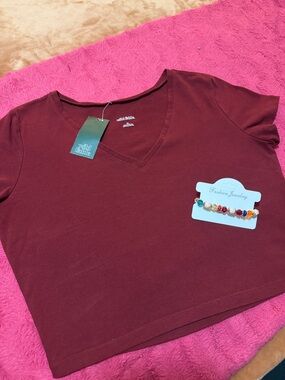 wild fable Burgundy V-Neck Cropped Tee/Bracelet